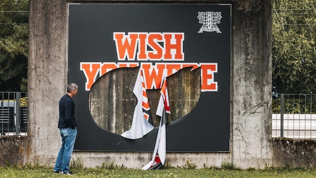 The director of Kunsthaus Bregenz, Thomas D. Trummer, in front of a vandalized billboard on Bregenzer Seestraße. (Bild: Kunsthaus Bregenz)