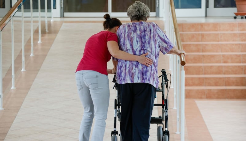 Many Austrians are directly affected by shortcomings in the care sector. (Bild: Tschepp Markus)