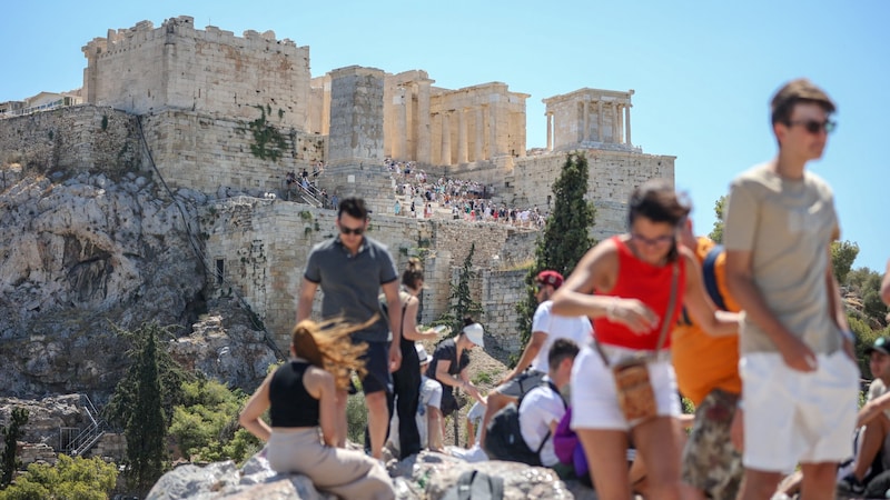 Die Akropolis in Athen musste während der Mittagsstunden gesperrt werden. (Bild: AFP)