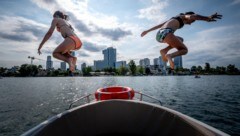 Ab ins kühle Nass hieß es für viele angesichts der Hitze. Auch die Alte Donau in Wien war am vergangenen Wochenende gut besucht. (Bild: AFP)