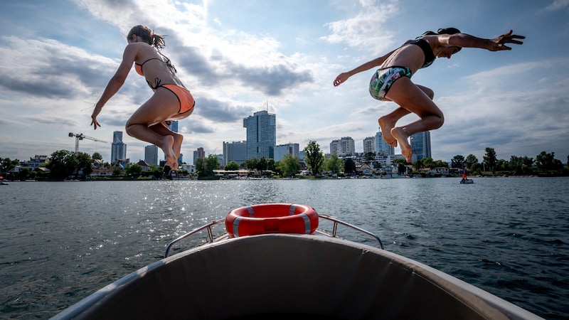 For many, the heat meant getting into the cool water. The Old Danube in Vienna was also well frequented last weekend. (Bild: AFP)