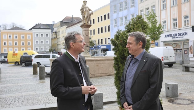 Stadtchef Bernhard Zwielehner (li.) und Vize Peter Stummer haben rund um die Benutzung der Turnhalle der Roseggerschule Redebedarf. (Bild: Scharinger Daniel)