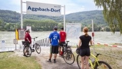 Um 9 Uhr legte am Montag das erste Fährboot in Aggsbach- Dorf ab und transportierte die Passagiere nach Aggstein (Bild: Barbara Elser)