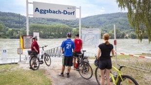 Um 9 Uhr legte am Montag das erste Fährboot in Aggsbach- Dorf ab und transportierte die Passagiere nach Aggstein (Bild: Barbara Elser)