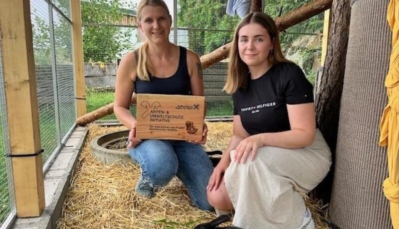 Tiermami Rossegger (li.) nahm jetzt von der Raika- Tierschützerin Viktoria Brenner eine Widmungstafel für die Voliere in Empfang. (Bild: Raiffeisen)