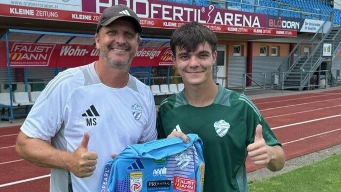 Markus Schopp mit seinem neuen Goalie Luka Maric.