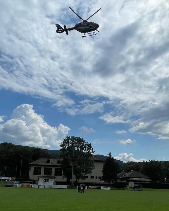 Das Duo wurde mit Tau und Helikopter von Bergrettung geborgen.