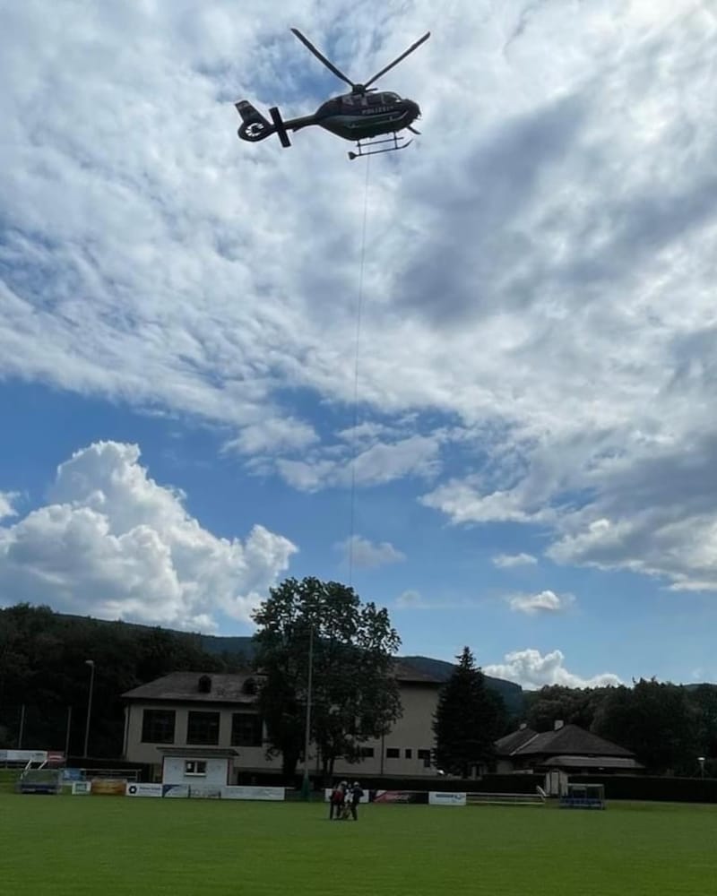 The duo were rescued by mountain rescue using rope and a helicopter. (Bild: Bergrettung Reichenau)