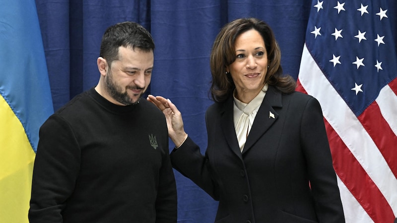 Soon to be seen together more often? Volodymyr Selensky and Kamala Harris. (Bild: AFP/Tobias SCHWARZ)