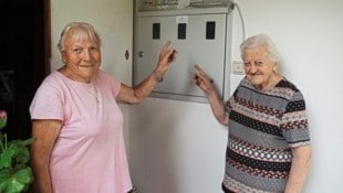 Zankapfel Smart Meter: Gertrude Nistelberger (li.) und ihrer Schwester wurde der Strom abgedreht. (Bild: Pail Sepp)