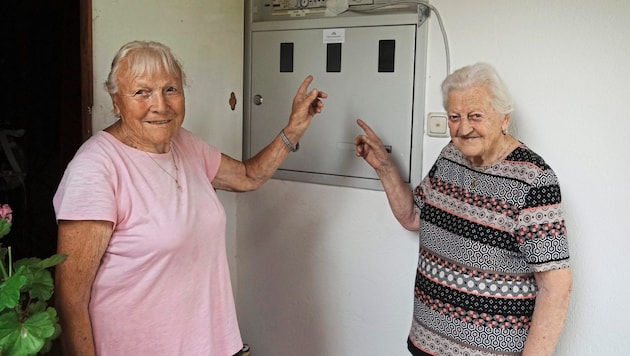 Smart meters as a bone of contention: Gertrude Nistelberger (left) and her sister had their electricity cut off. (Bild: Pail Sepp)