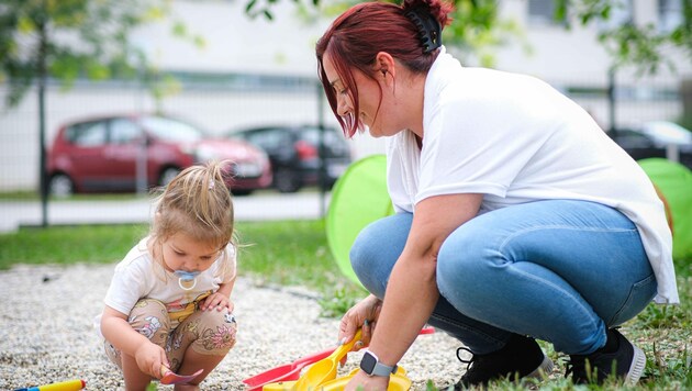 For many families, childminders like Michaela Kaksa are the only option for childcare. The Association of Childminders welcomed the recent decision to adjust subsidies for inflation, but criticized the fact that money is now only paid for actual attendance. (Bild: Einöder Horst)