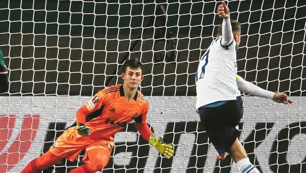 Khudyakov taking a penalty in the Europa League against Lazio star Immobile in 2021 (Bild: EPA/EPA-EFE)