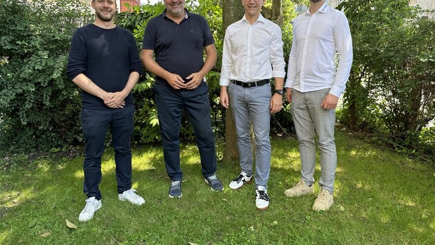 Markus Meusburger und Wolfgang Arming (beide SOS-Kinderdorf) mit Thomas Schöpf, Geschäftsführer der Wohnbauselbsthilfe, und Hannes Wultschnig,  GeschäftsführerHansesun Tirol. (Bild: SOS-Kinderdorf)