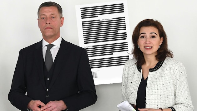 Alma Zadić (right) had entire pages of the Pilnacek report blacked out. What happened in the Black Camel is secret. (Bild: Krone KREATIV/APA, Abschlussbericht/Untersuchungskommission)