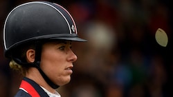 Die dreimalige Dressur-Olympiasiegerin Charlotte Dujardin wird in Paris nicht am Start sein.  (Bild: AFP/PATRIK STOLLARZ / AFP)