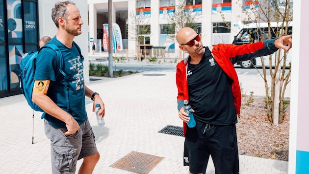 "Chef de Mission" Christoph Sieber guided the "Krone" through the Olympic village. (Bild: ÖOC)