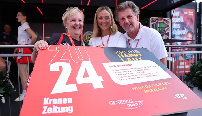 Karin Morth (li.) wurde von Ex-Skistar Michi Kirchgasser und Claus Meinert („Krone“) ihr Gewinn überreicht.