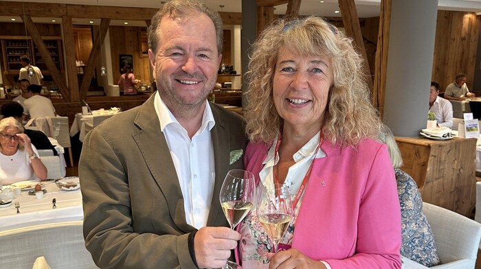 Anna Elisabeth Hauser stieß mit Kitzhof-Chef Johannes Mitterer auf ihren Gewinn an. 
