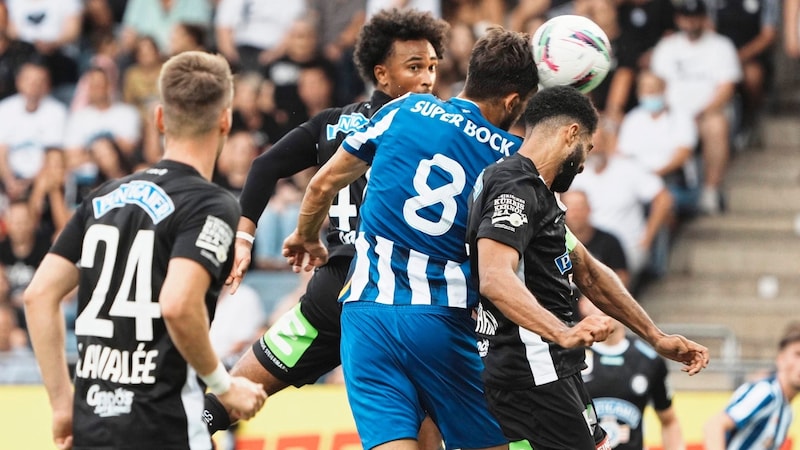 Emanuel Aiwu in aerial combat in the defensive center. (Bild: Pail Sepp/Sepp Pail)