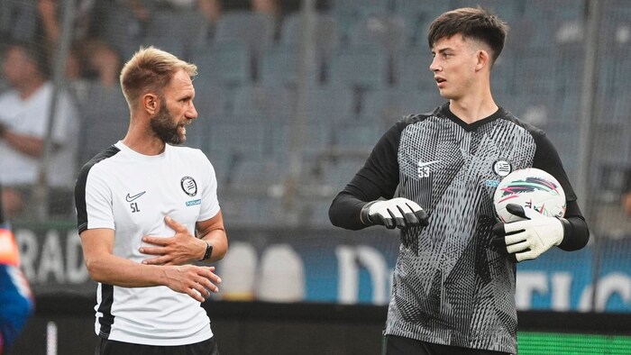 Khudyakov mit Goalie-Trainer Stefan Loch.