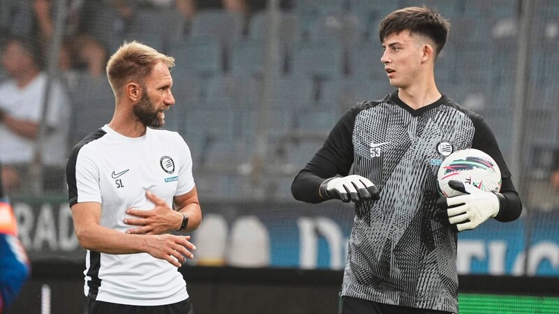 Khudyakov mit Goalie-Trainer Stefan Loch. (Bild: Pail Sepp/Sepp Pail)