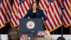 Russische Akteure haben es derzeit laut Microsoft verstärkt auf die demokratische US-Präsidentschaftskandidatin Kamala Harris abgesehen. (Bild: AFP/KAMIL KRZACZYNSKI)