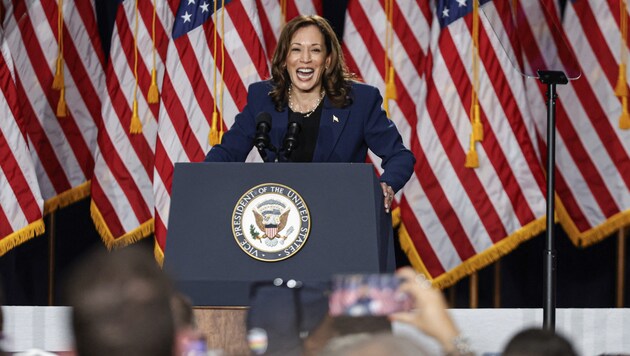 According to Microsoft, Russian actors are currently increasingly targeting the Democratic US presidential candidate Kamala Harris. (Bild: AFP/KAMIL KRZACZYNSKI)