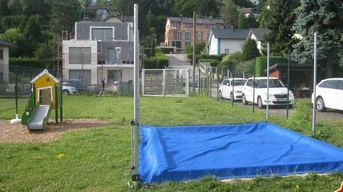 Der umzäunte und nur für Hort-Kinder zugängliche Spielplatz glänzt nicht gerade durch schattige ...