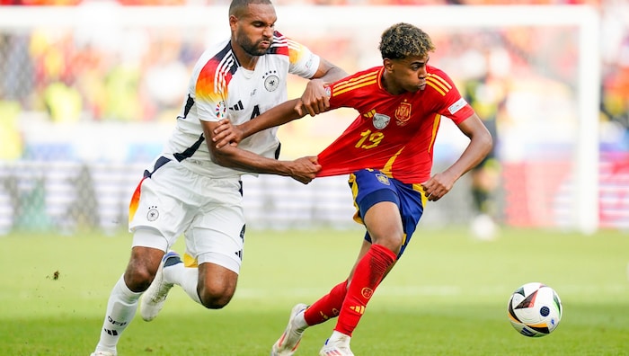 Jonathan Tah (li.) im Duell mit Lamine Yamal