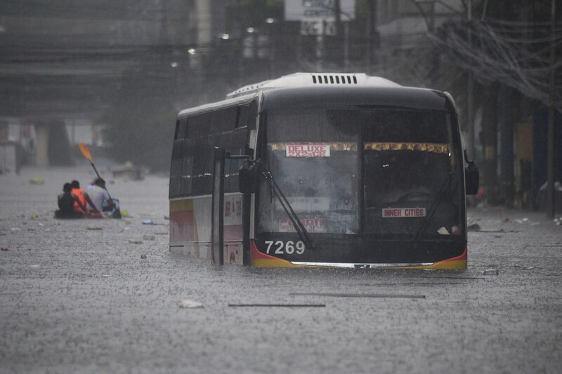 Manila is completely flooded. (Bild: AFP/Ted ALJIBE)