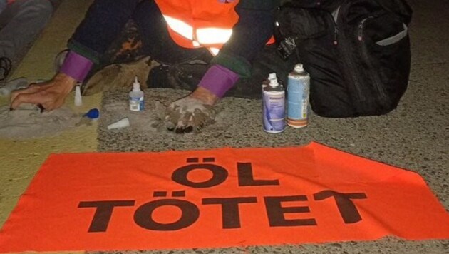 A total of five Last Generation activists stuck themselves on the apron of Cologne/Bonn Airport on Wednesday morning. (Bild: Letzte Generation )