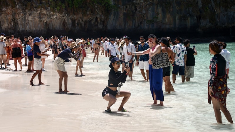 Immer wieder stürmen Touristenmassen „The Beach“. (Bild: AFP)