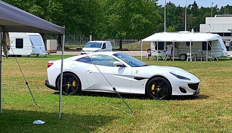 Kann man machen: Der Ferrari parkt auf der Wiese vorm Wohnwagen-Vorzelt. (Bild: zVg)