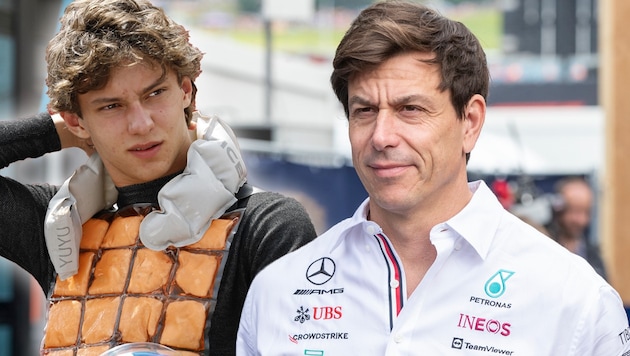 Toto Wolff (r.) realizes that Kimi Antonelli's commitment in Monza was too early. (Bild: GEPA pictures, APA/ERWIN SCHERIAU)