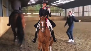 Mit „Gio“ gewann Charlotte Dujardin in Tokio die Bronzemedaille, jetzt sorgt ein Skandal-Video für das Olympia-Aus der Dressurreit-Ikone. (Bild: Krone KREATIV/AFP, facebook.com/elaine.annis,)