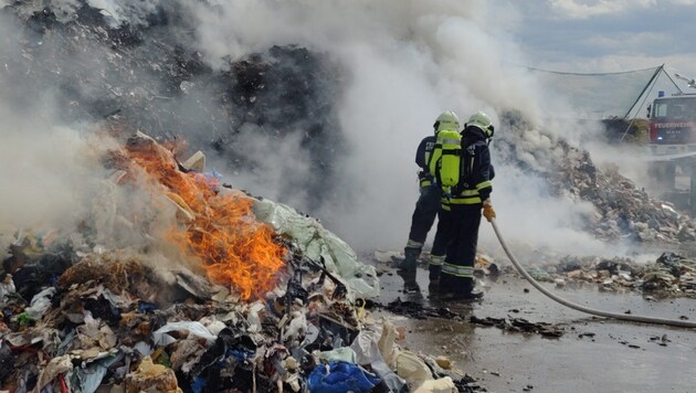 In Wiener Neustadt, a major fire at a waste processing plant claimed around 70 firefighters. A recycling center near Pöchlarn in the Melk district also caught fire. (Bild: Presseteam ffwrn.at)