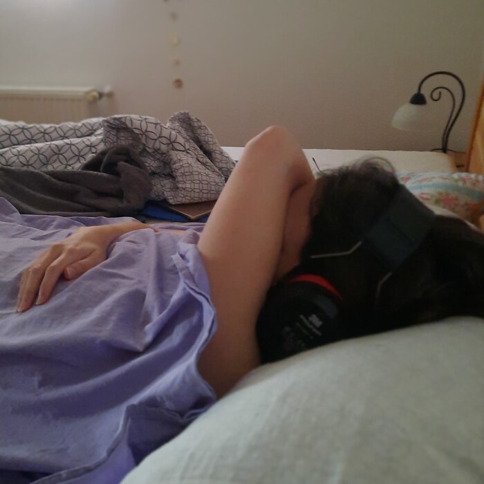 Wenn jedes Geräusch eine Qual ist: Die meiste Zeit verbringt Frau J. erschöpft liegend im Bett ...