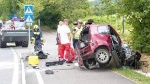 Die Fahrgastzelle des Mopedautos wurde bei dem Crash komplett zerstört (Bild: FF Unter-Oberndorf)