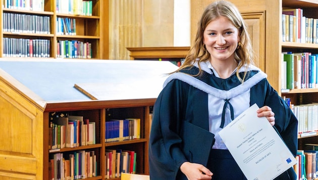 Crown Princess Elisabeth of Belgium with her diploma. (Bild: picturedesk.com/Dutch Press Photo Agency / Action Press)