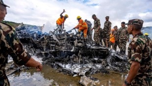 Das Flugzeug ist auseinandergebrochen und vollkommen ausgebrannt. (Bild: APA/AP)