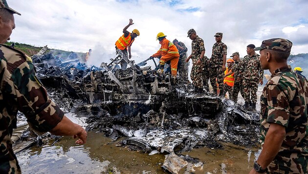 The plane broke apart and burned out completely. (Bild: APA/AP)