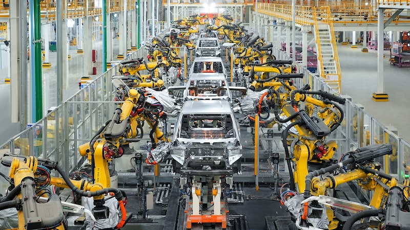 Between 150,000 and 300,000 electric cars are to roll off the production line at the plant in Hungary every year. (Symbolic image of a Chinese factory) (Bild: BYD)