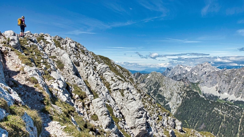 Wer den Aufstieg durch die eindrucksvolle Kalkkulisse geschafft hat, wird mit einem grandiosen Ausblick belohnt. (Bild: Weges)