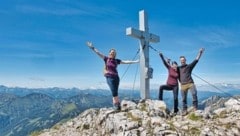 Geschafft! Das Gipfelkreuz ist erklommen (Bild: Weges)