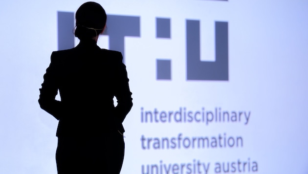 Founding President Stefanie Lindstaedt in front of the logo of the new Linz digital university IT:U. (Bild: IT:U / FOTOKERSCHI / KERSCHBAUMMAYR)