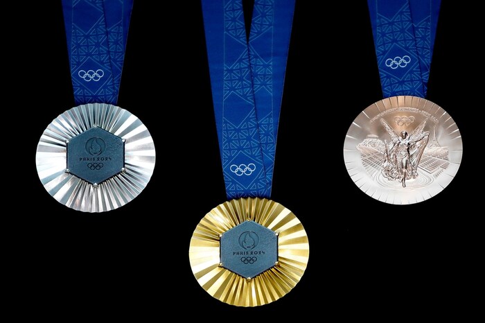 So schauen die Medaillen für die Olympischen Spiele in Paris aus.
