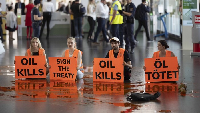 Aktivisten der Bewegung Letzte Generation bei einem Protest am Flughafen Wien-Schwechat.