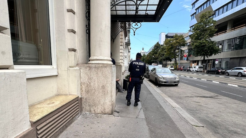 The operation has been ongoing since Wednesday morning. The body was discovered by a work colleague. (Bild: Krone KREATIV)