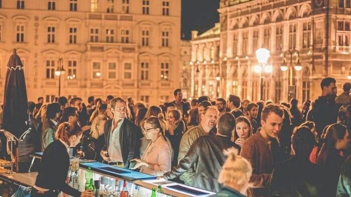 Albert & Tina bietet mit Blick auf die Staatsoper eine einzigartige Party-Kulisse.